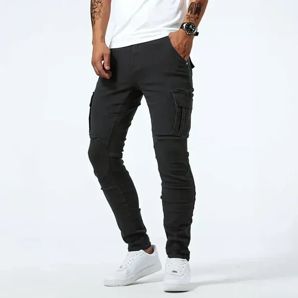 Jeans cargo da uomo affusolati con tasche laterali, perfetti per un look casual di tendenza e abbigliamento maschile moderno.