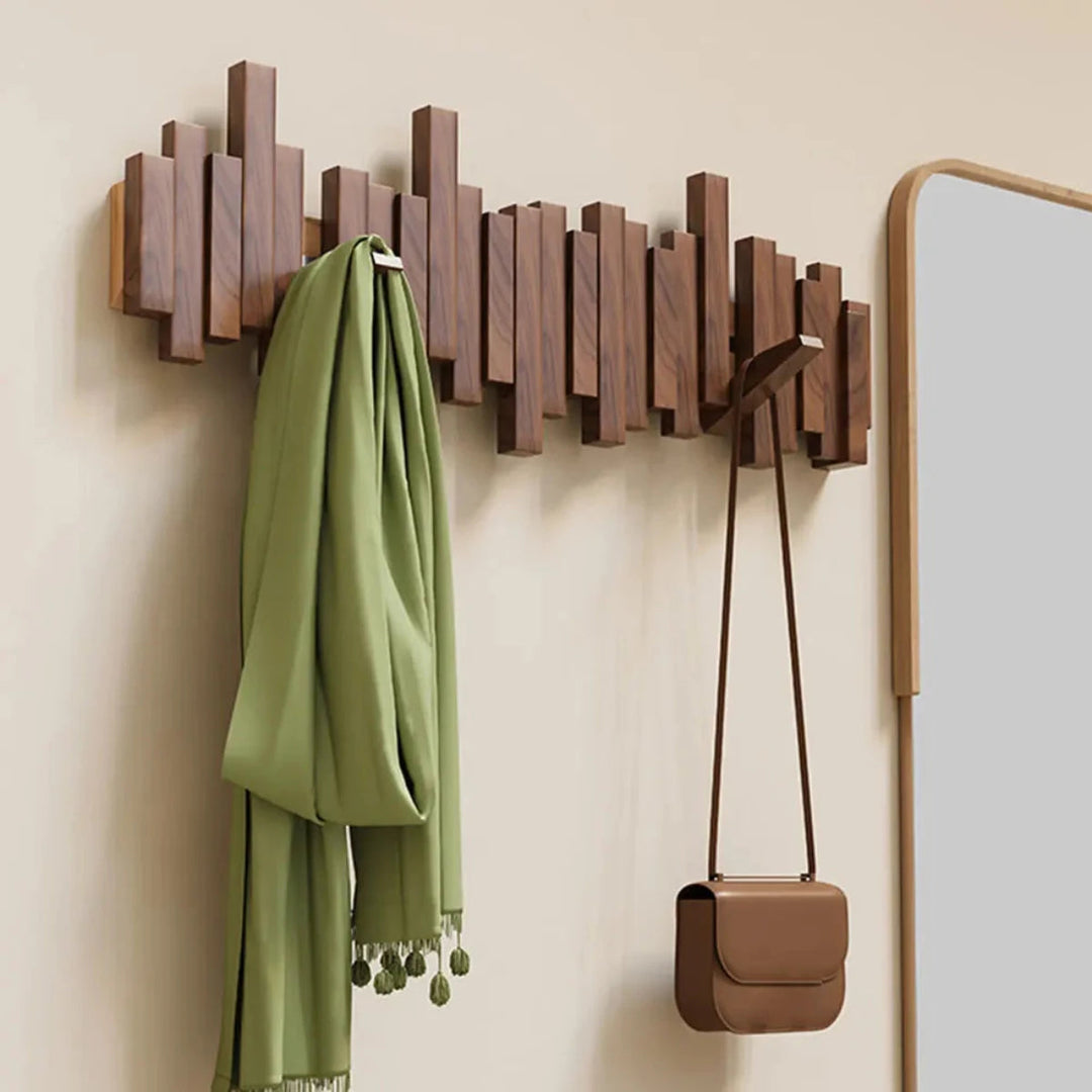 Appendiabiti da parete in legno, disponibile in noce scuro o faggio chiaro. Organizzazione elegante.