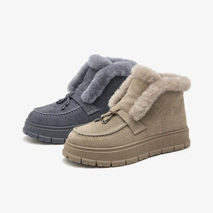 Primo piano su stivaletti invernali da donna grigi, che mostrano comfort e design moderno per l'inverno.