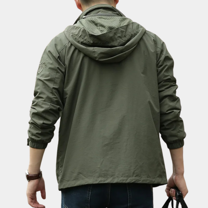Giacca leggera uomo per l'autunno, versatile e confortevole, perfetta per protezione dal vento e pioggia.
