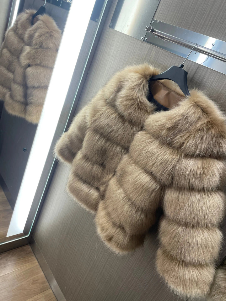 Giacca corta donna di lusso in pelliccia sintetica, collo tondo. Eleganza invernale e comfort.