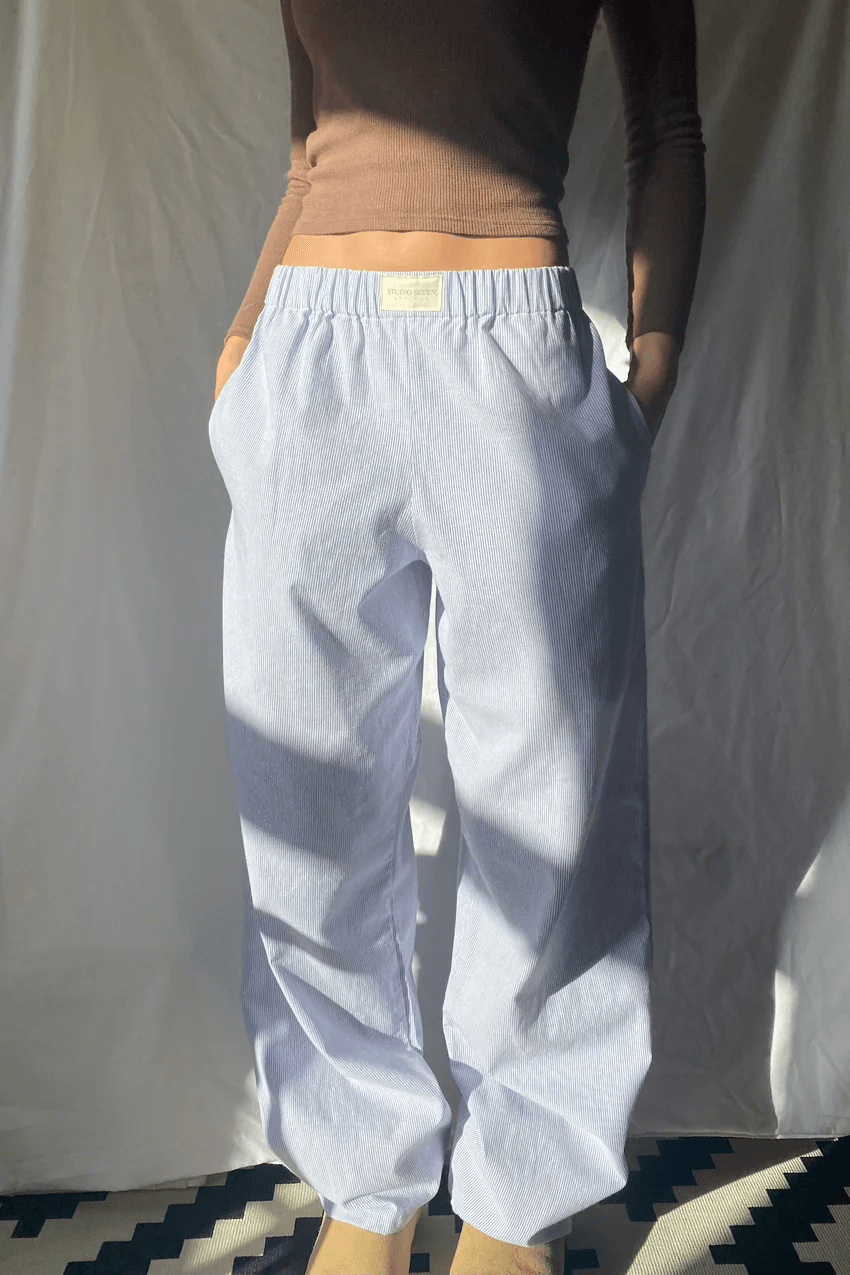 Pantaloni donna in cotone, comodi e morbidi, con vestibilità rilassata per un look casual e confortevole.