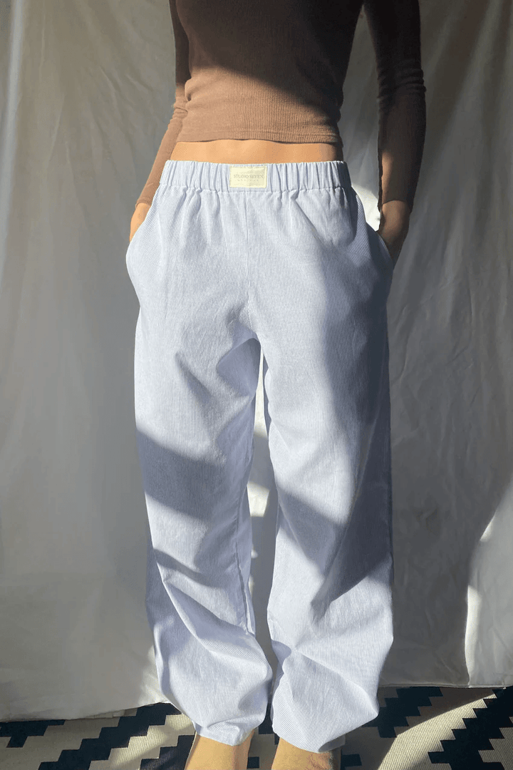 Pantaloni donna in cotone, comodi e morbidi, con vestibilità rilassata per un look casual e confortevole.
