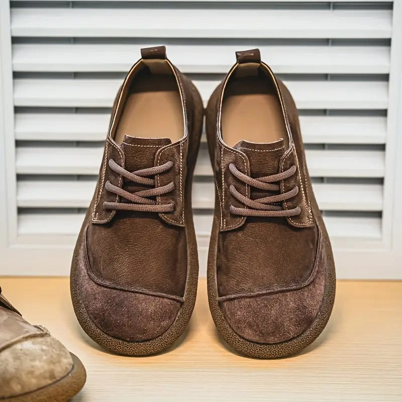 Profilo di scarpe uomo in pelle marrone con lacci, calzature eleganti, confortevoli e dal design classico.