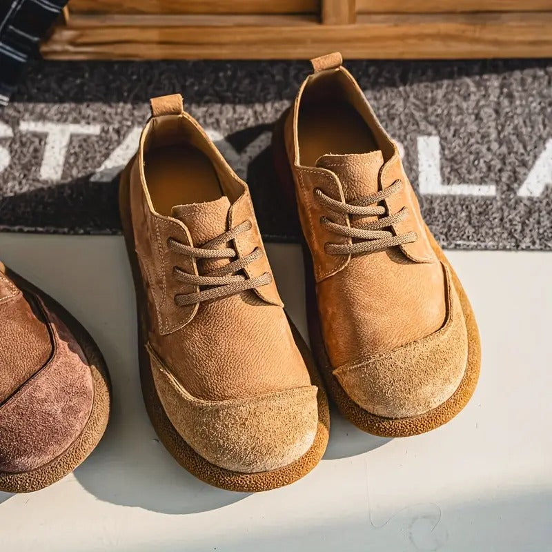 Scarpe uomo eleganti ma comode, in pelle marrone con lacci, perfette per moda uomo versatile e moderna.