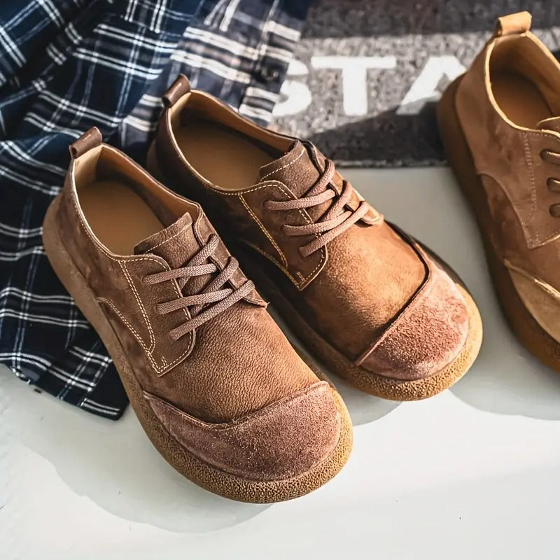 Vista frontale scarpe uomo eleganti in pelle marrone con lacci, design casual chic per comfort quotidiano.