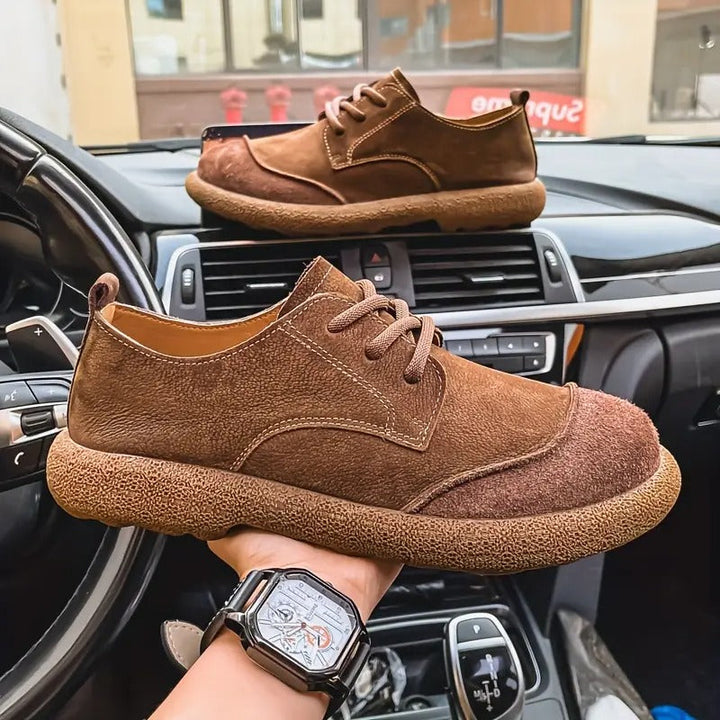 Scarpe uomo in pelle marrone con lacci, perfette per completare outfit casual eleganti con stile e comfort.