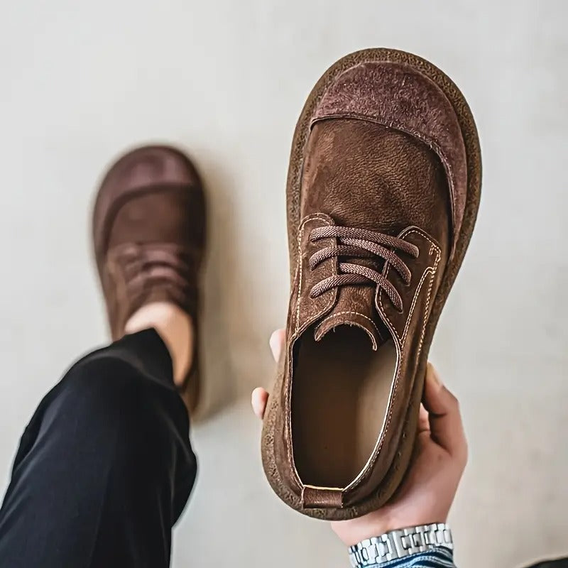 Scarpe uomo in pelle marrone con lacci, perfette per look eleganti e comfort prolungato durante il giorno.