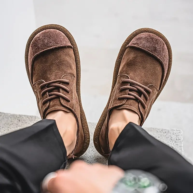 Scarpe uomo in pelle color kaki con lacci, calzature versatili per ogni occasione, dall'ufficio al tempo libero.