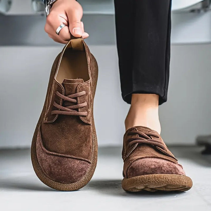 Scarpe uomo casual eleganti in vera pelle, resistenti e versatili, con lacci per comfort duraturo.