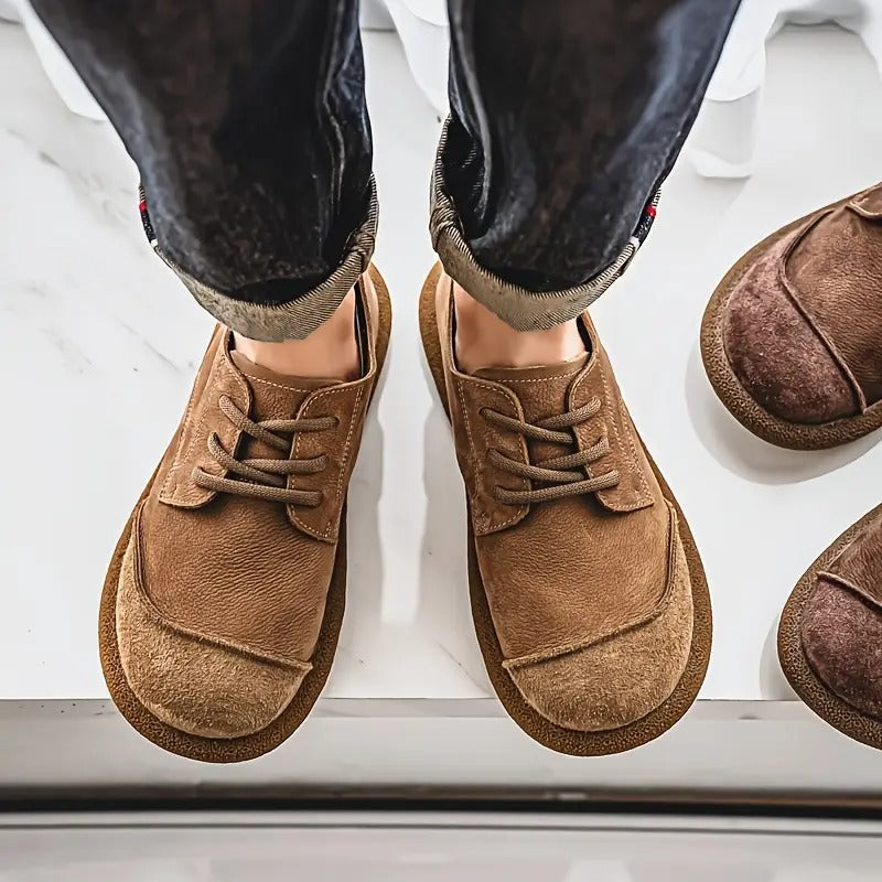 Texture della pelle marrone su scarpe uomo con lacci, eleganti, comode e di alta qualità artigianale.