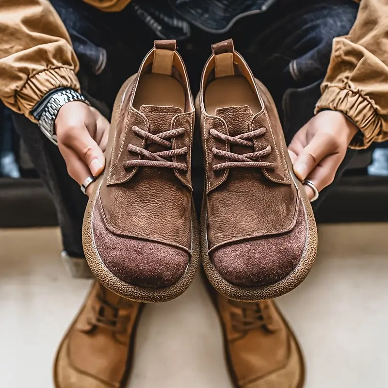 Scarpe uomo con lacci, in pelle, progettate per il massimo comfort quotidiano ed eleganza casual di tendenza.