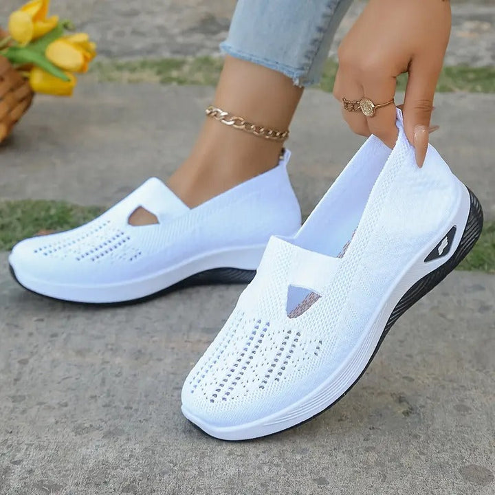 Primo piano delle scarpe slip-on da donna: tessuto traspirante e costruzione leggera per un comfort ottimale.