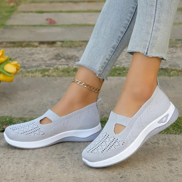 Scarpe da camminata slip-on per donna, design ergonomico e suola ammortizzata per supportare ogni passo.
