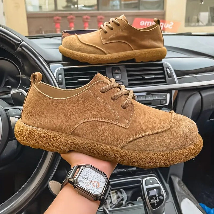 Scarpe uomo in pelle resistenti con lacci, ideali per un uso quotidiano confortevole, elegante e duraturo.