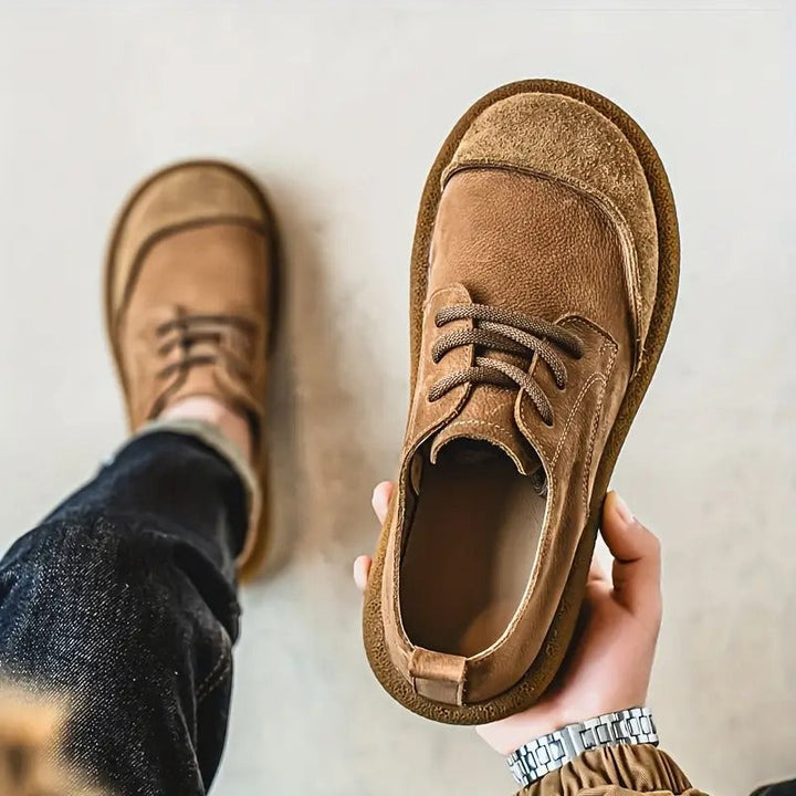Dettaglio lacci su scarpe uomo eleganti in pelle marrone, per una calzata regolabile, sicura e stilosa.