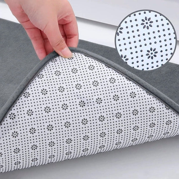 Lussuoso tappetino bagno memory foam, offre benessere e morbidezza, perfetto accessorio per il tuo bagno.
