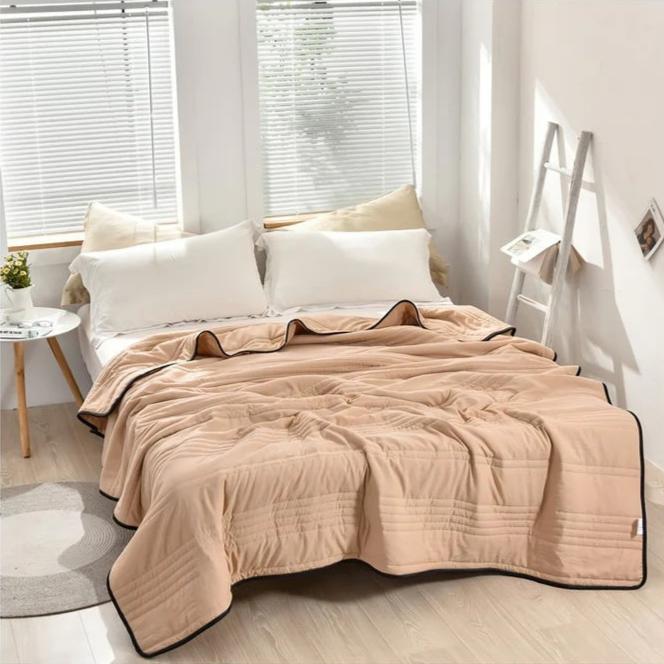 Goditi un sonno fresco con questa coperta rinfrescante, ipoallergenica e ultra leggera.