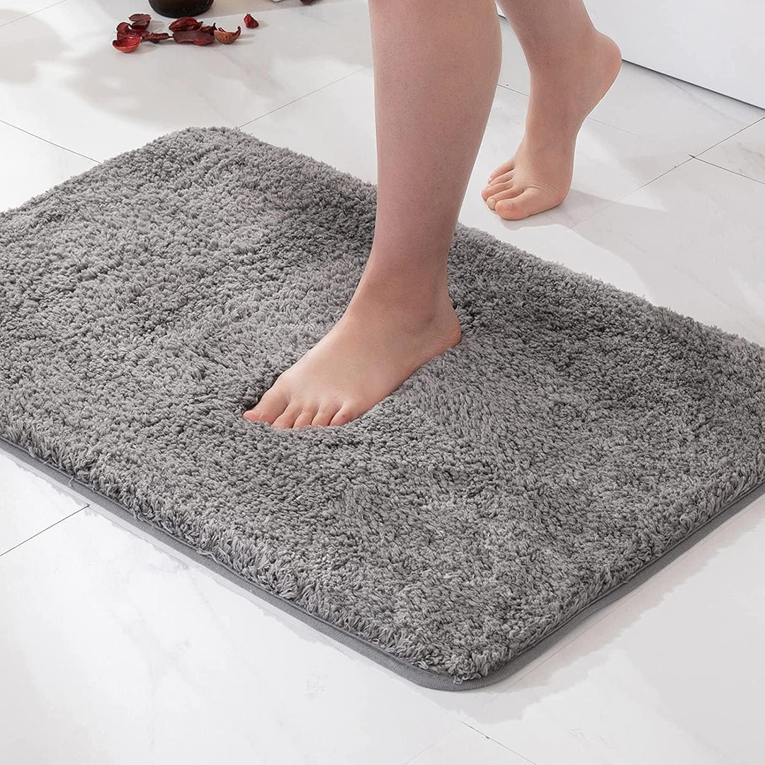 Tappetino doccia antiscivolo morbido per bagno, offre sicurezza e comfort sotto i piedi.