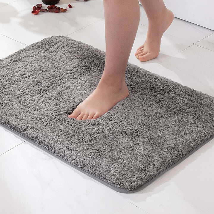Tappetino doccia antiscivolo morbido per bagno, offre sicurezza e comfort sotto i piedi.