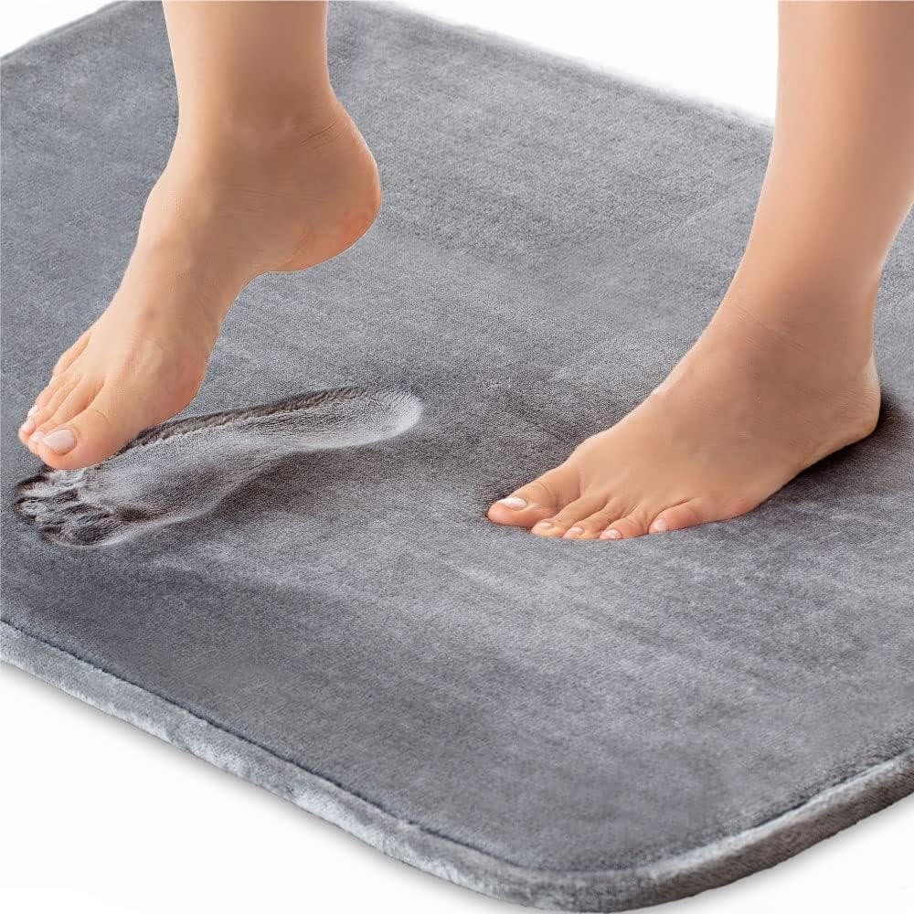 Tappetino bagno in memory foam spessore premium, morbido e confortevole, ideale per il benessere dei piedi.
