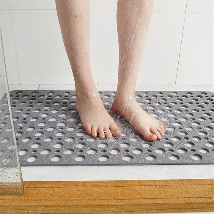 Tappetino doccia antiscivolo e antibatterico per sicurezza e igiene nel bagno. Accessorio bagno.