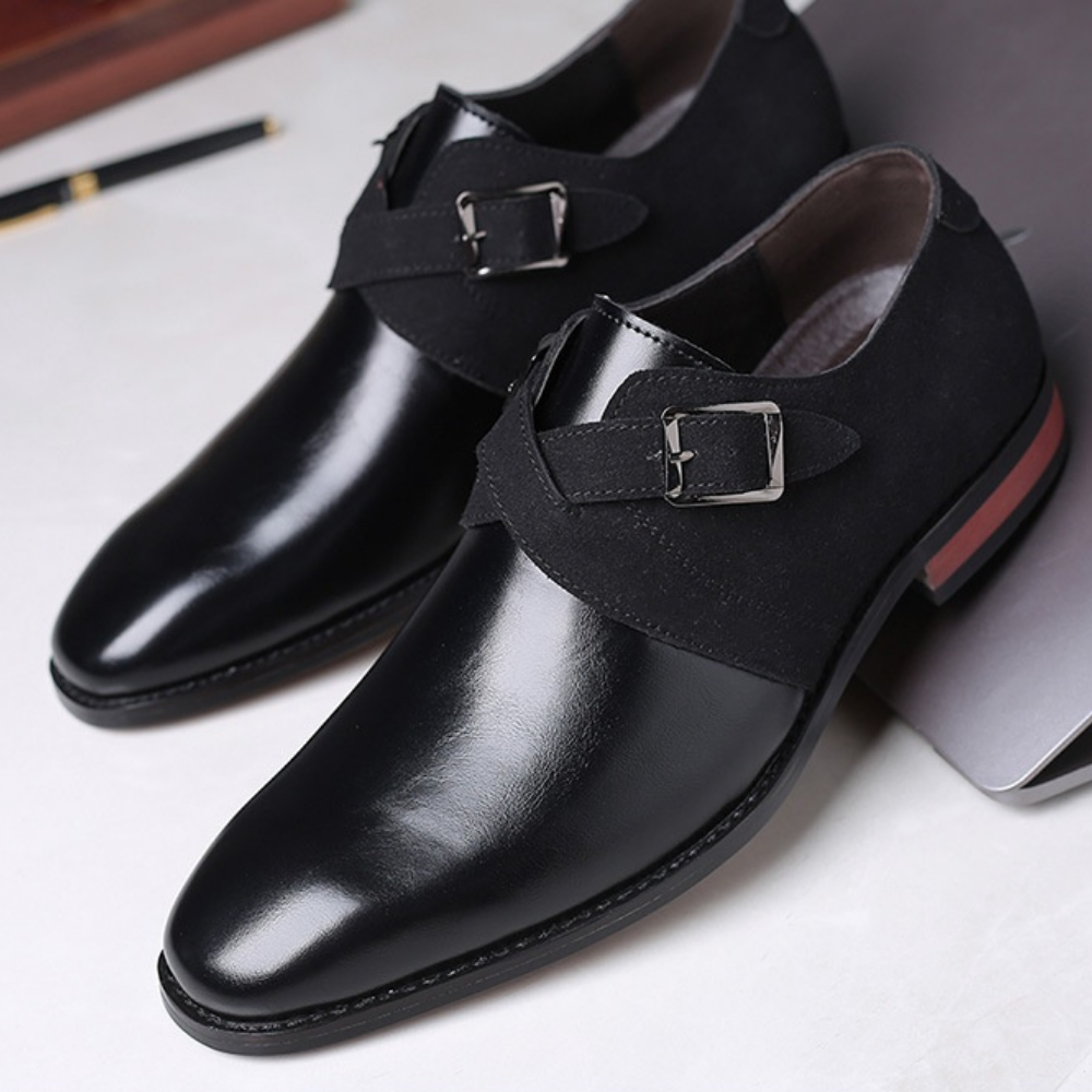 Scarpe Derby uomo formali slip-on, ideali per outfit business o serate eleganti. Design con fibbia.