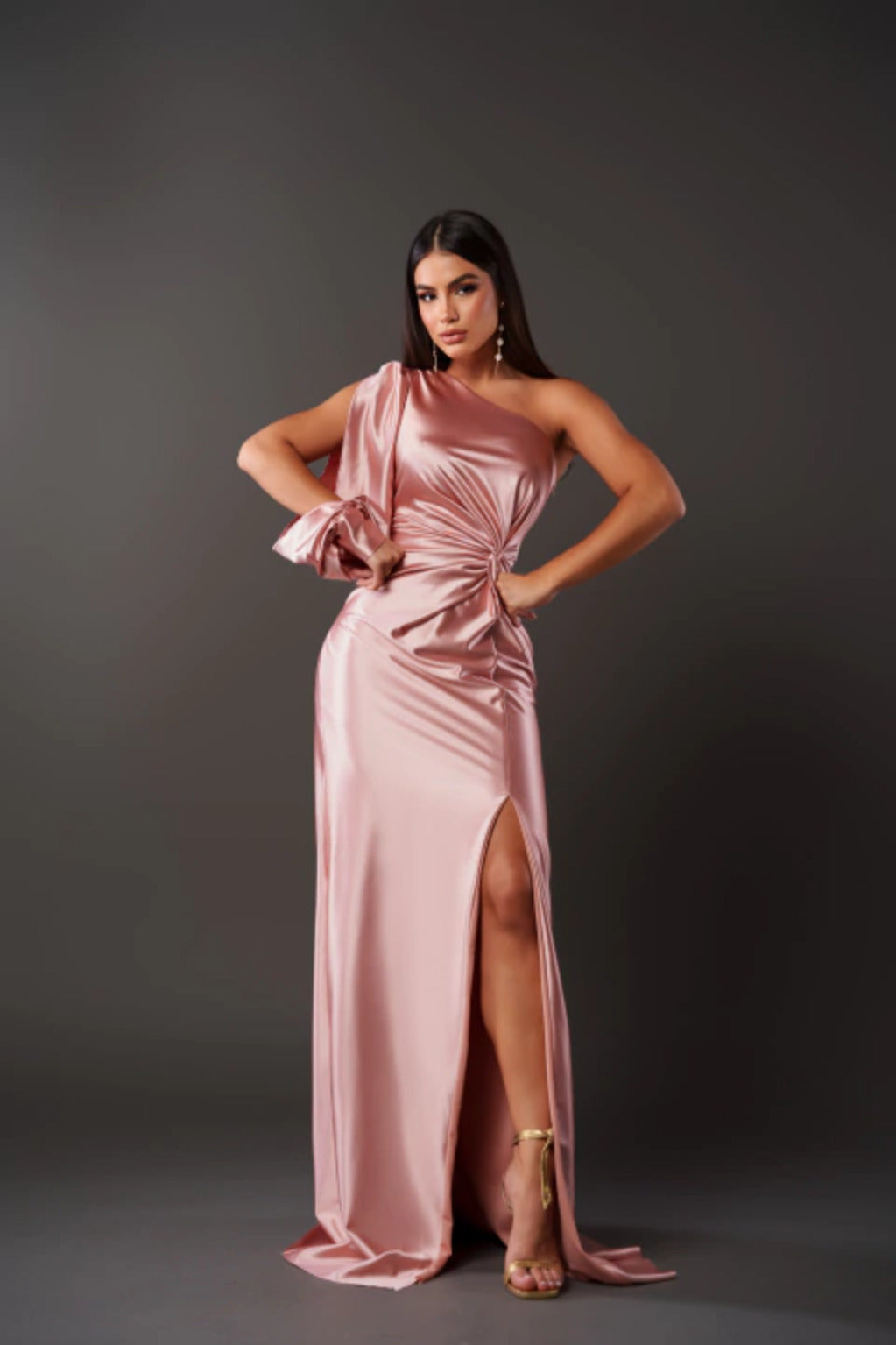 Vestito lungo fucsia satinato, monospalla con spacco, perfetto per cocktail party e cerimonie.