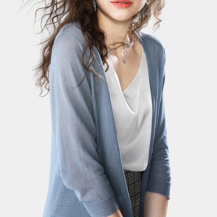 Cardigan chic lungo e leggero per donna, aperto, con maniche 3/4. Aggiunge eleganza casual al look.