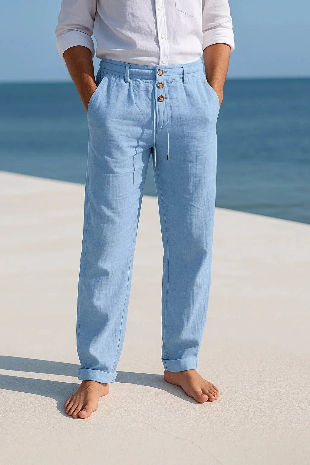 Modello indossa pantaloni uomo comodi a gamba dritta, perfetti per un outfit estivo rilassato e viaggi.
