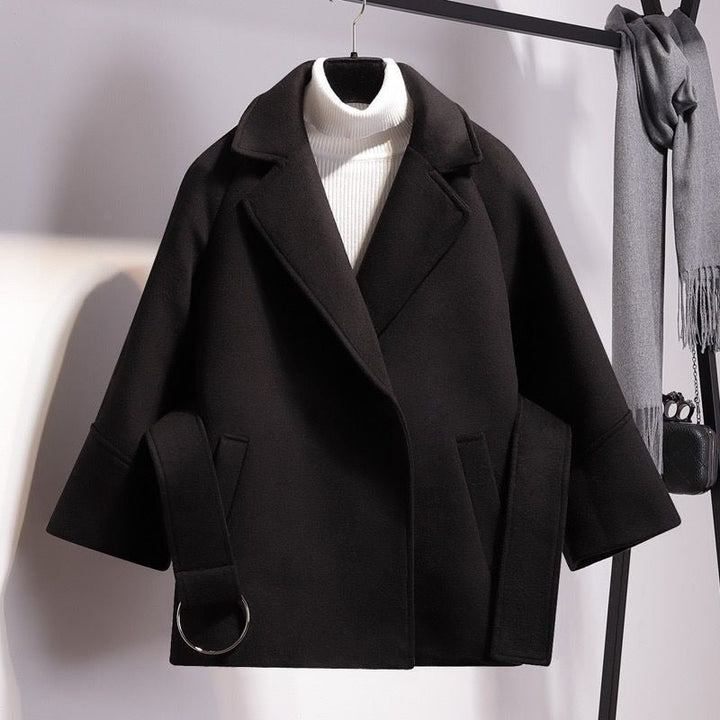 Cappotto lungo donna in lana, elegante e versatile. Perfetto per la moda autunno-inverno, un outerwear chic e confortevole.