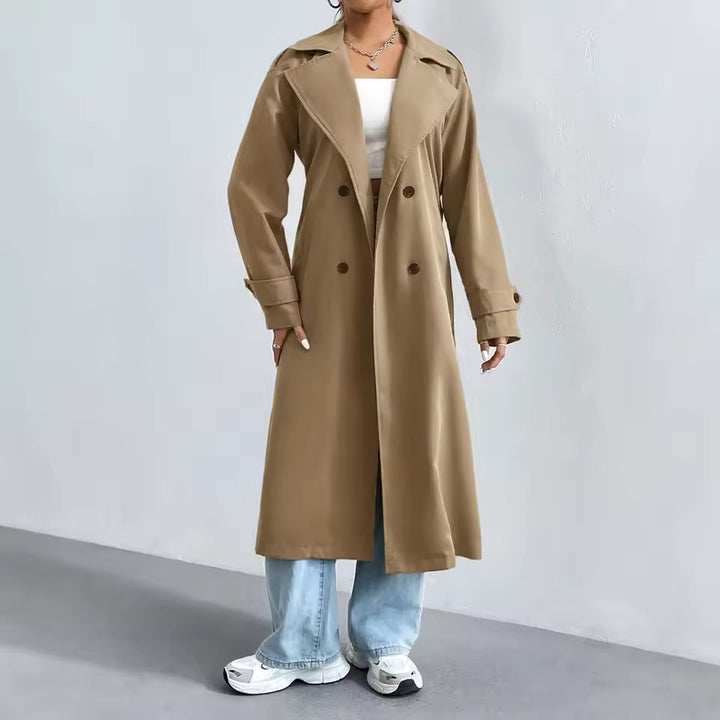 Trench lungo doppiopetto donna elegante e versatile, ideale per look sofisticato autunno/primavera. Abbigliamento outerwear.