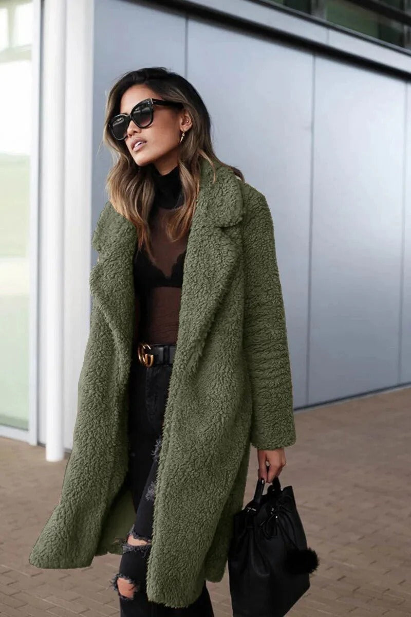 Elegante cappotto donna lungo effetto teddy. Ideale per un look invernale alla moda e versatile.