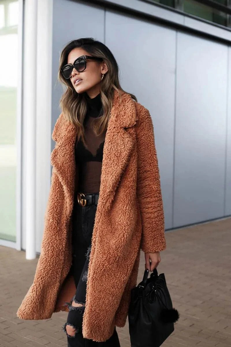 Comodo cappotto teddy donna lungo, colore neutro. Caldo e di tendenza per affrontare l'inverno.