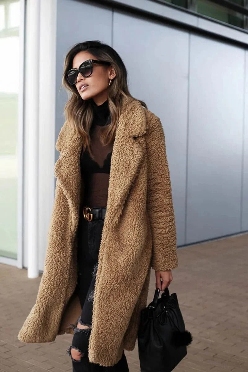 Cappotto lungo donna teddy, perfetto per look invernali eleganti o casual. Moda e comfort.