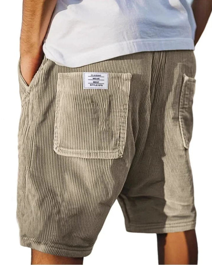 Moda uomo estiva: pantaloncini casual a coste per un look rilassato, ideali per vacanza e spiaggia.