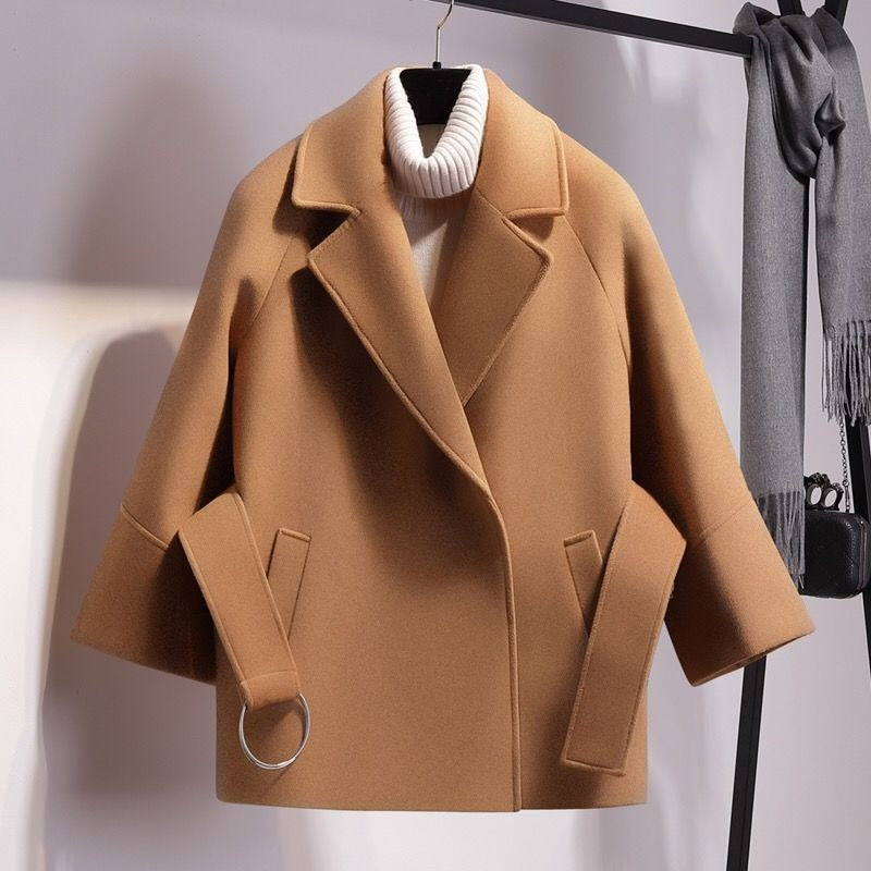 Cappotto da donna in lana, stile elegante e vestibilità ampia. Ideale per un look casual o chic in autunno/inverno.