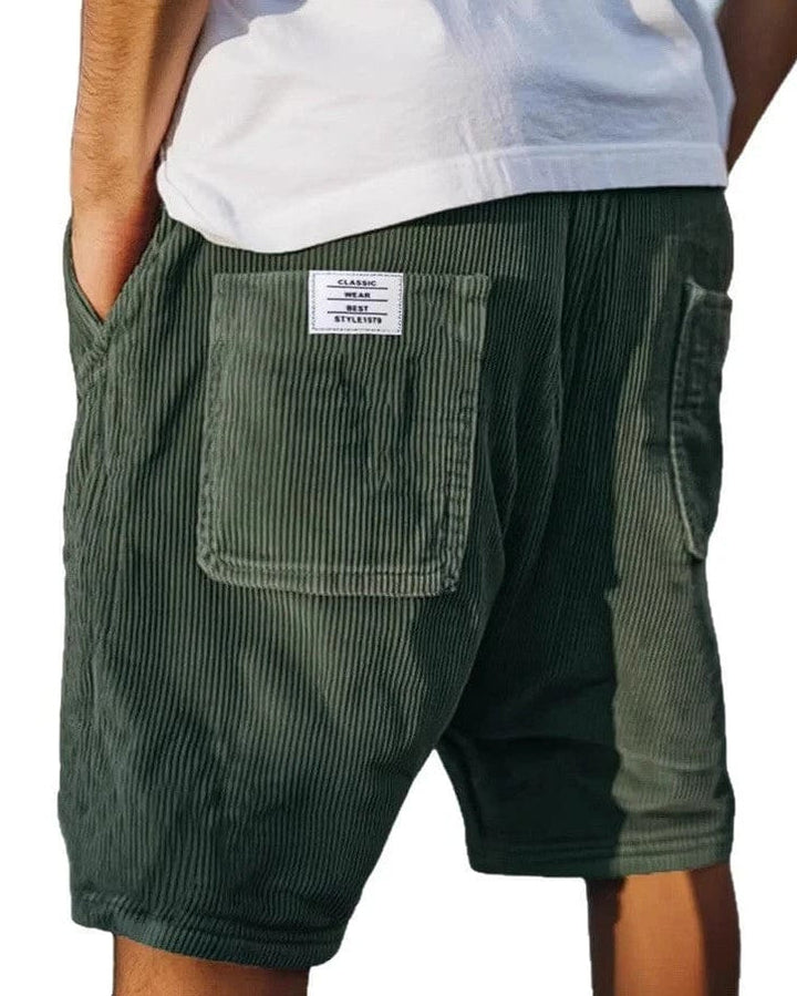 Pantaloncini uomo casual con design a coste, vita elastica e tasche, ideali per abbigliamento estivo versatile.