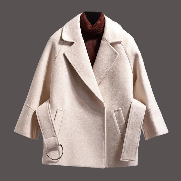 Cappotto lungo elegante da donna in lana per l'inverno. Stile versatile e confortevole, must-have per la moda femminile.