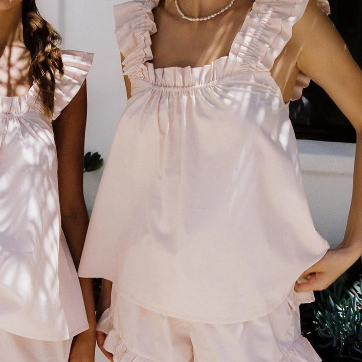 Abbigliamento donna due pezzi per l'estate, completo lounge con volant. Ideale per vacanza, relax e outfit versatile.