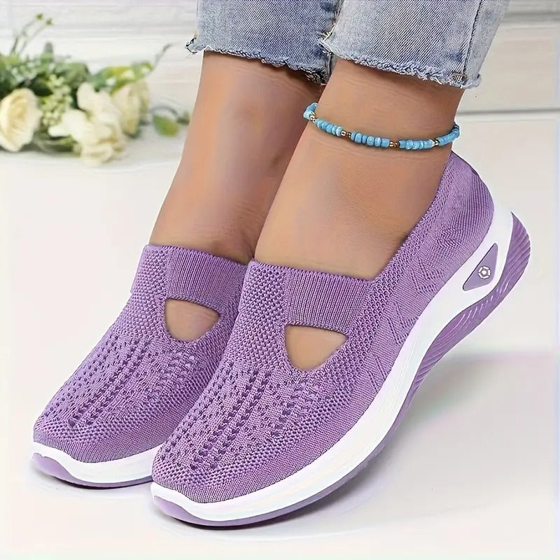 Dettaglio suola antiscivolo di scarpe da camminata slip-on da donna, per massima sicurezza e aderenza.