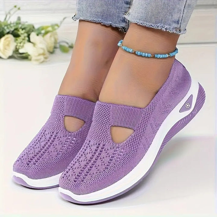 Dettaglio suola antiscivolo di scarpe da camminata slip-on da donna, per massima sicurezza e aderenza.