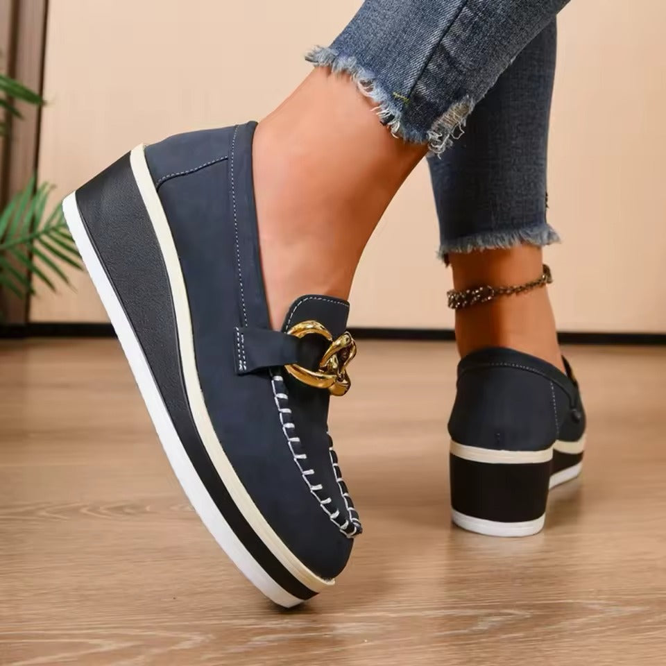 Mocassini comodi da donna con plateau, decorati con catena e cuciture a contrasto per un tocco chic.