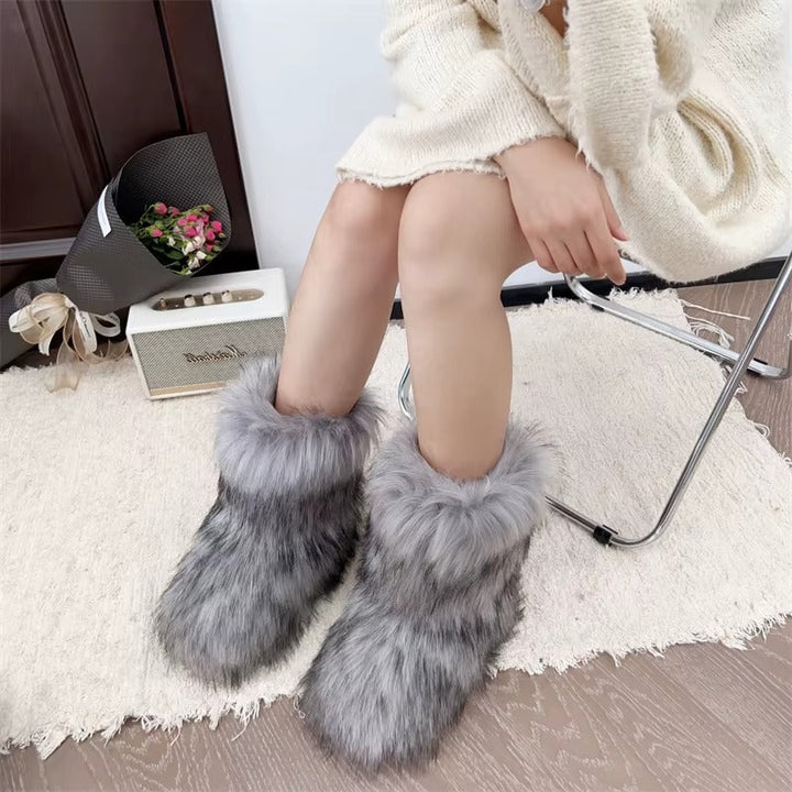 Stivali donna versatili per l'autunno-inverno. Calzature eleganti e comode per outfit quotidiani di tendenza.