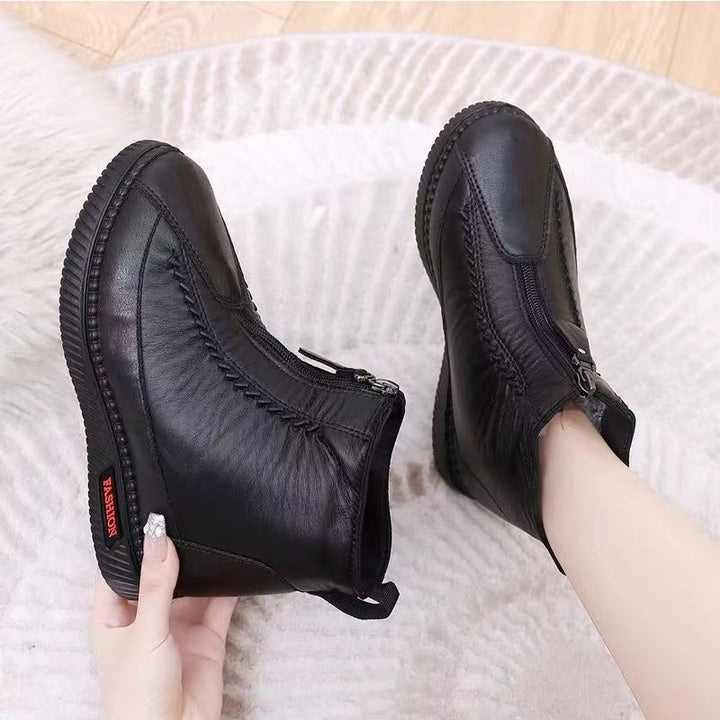 Eleganti stivali neri da donna, adatti a look formali e casual.
