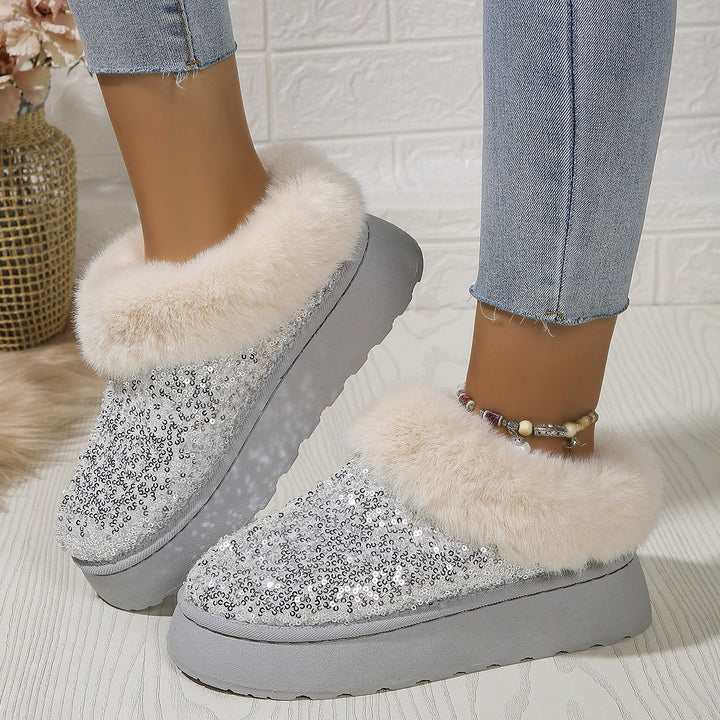Stivali donna con plateau, vista frontale. Ideali per un look elegante e di tendenza. Calzature versatili.