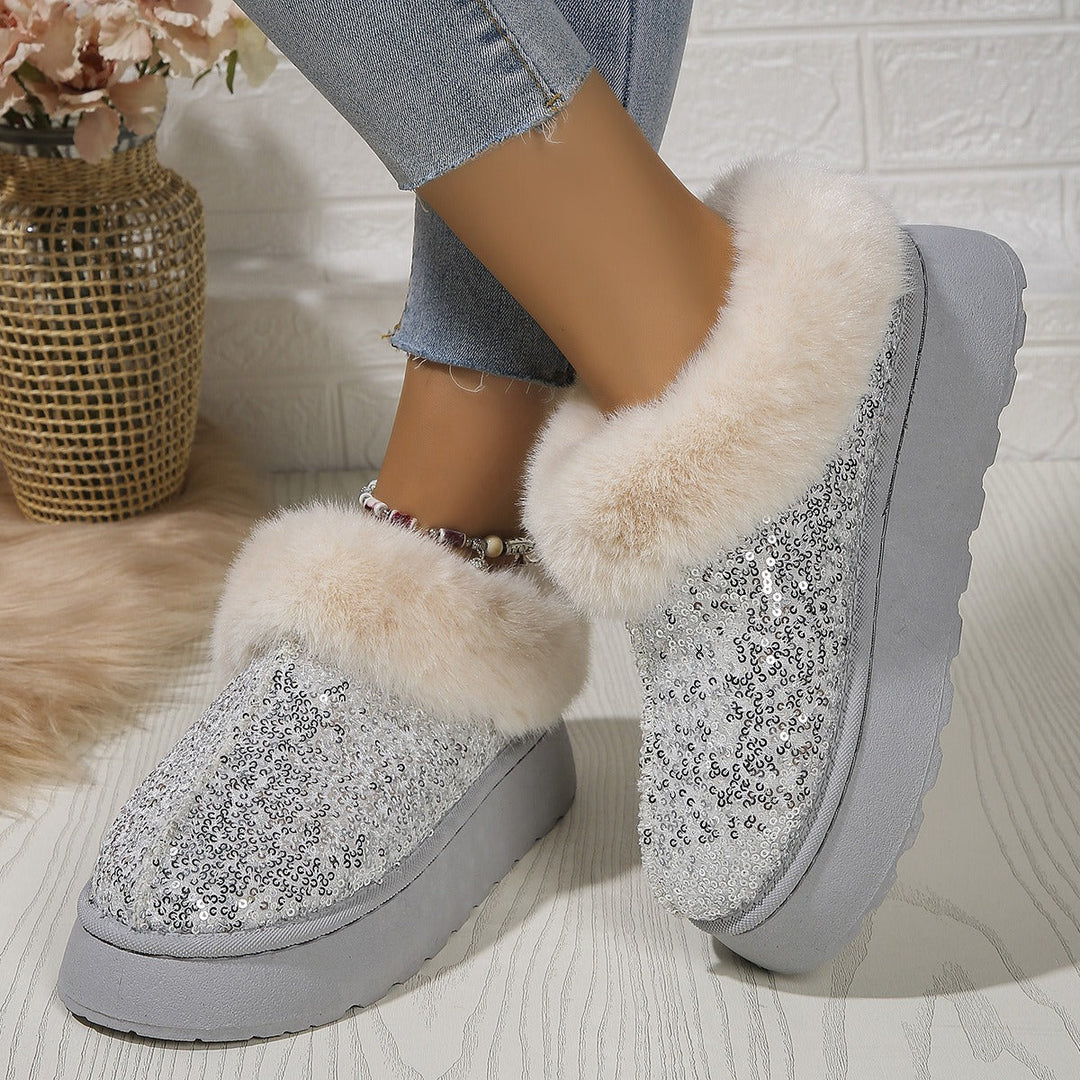 Profilo laterale di stivali donna con plateau, mostrano design moderno e tacco stabile. Perfetti per l'inverno.
