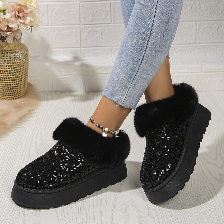 Stivali donna con plateau, perfetti per look eleganti e casual autunno/inverno. Moda e comfort.