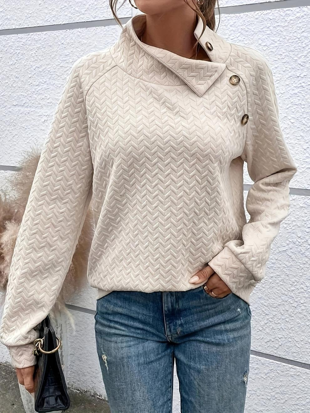 Felpa donna bianca a coste con motivo chevron, vestibilità rilassata e manica lunga, ideale per look casual e comodi.