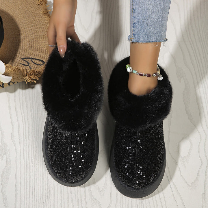 Eleganti stivali donna con plateau robusto, offrono altezza e comfort per lunghe giornate. Calzature moda.
